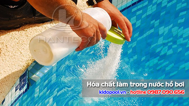 Có hay không hóa chất làm trong nước hồ bơi?